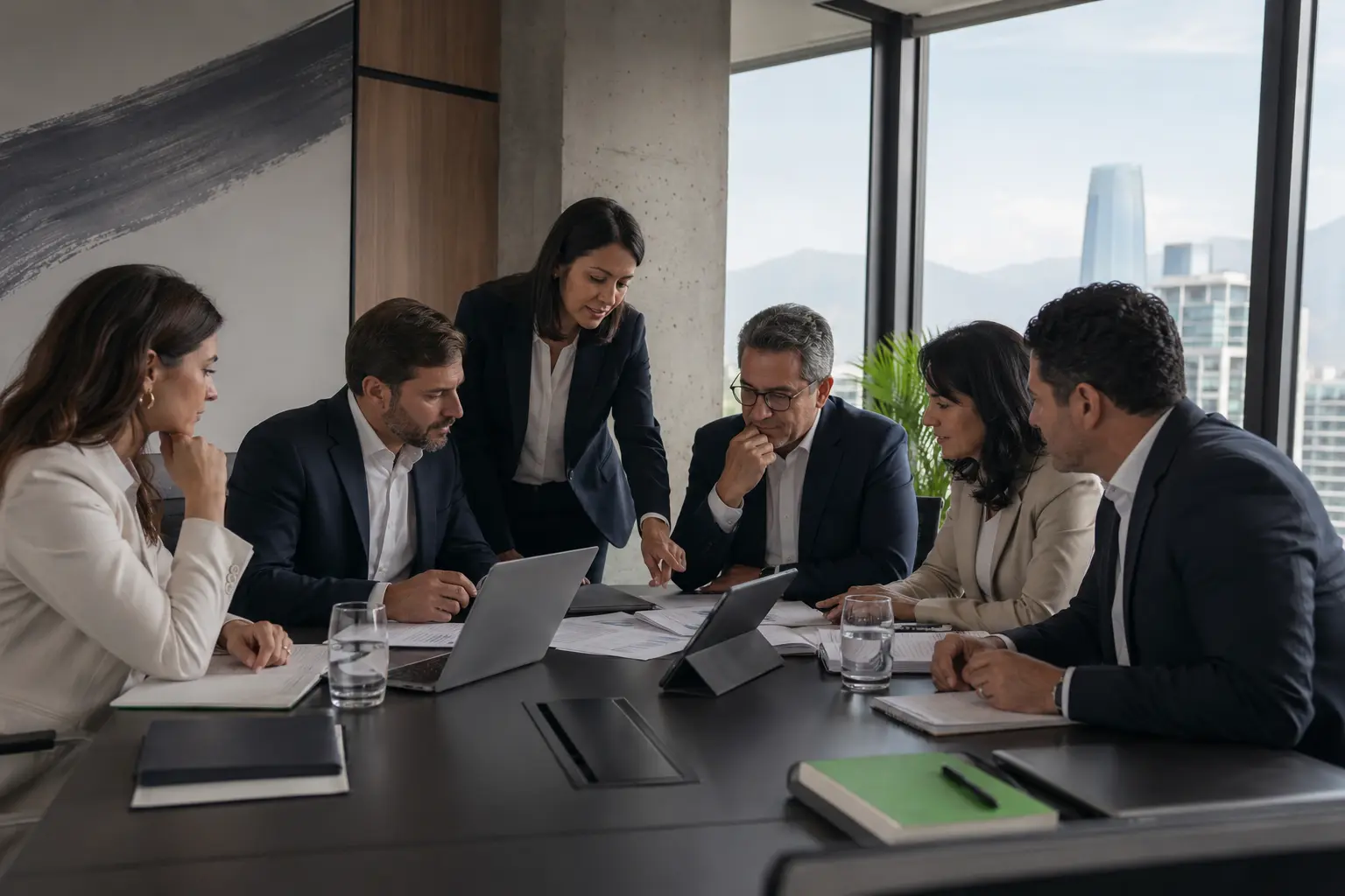 Equipo consultor analizando criterios y documentación para una licitación pública